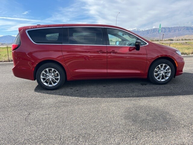 2026 Chrysler Pacifica photo 2