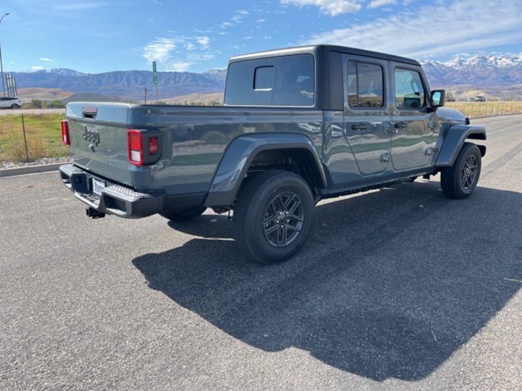 New 2025 Jeep Gladiator SPORT S 4X4 Pickup