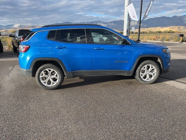 2024 Jeep Compass Latitude photo 2