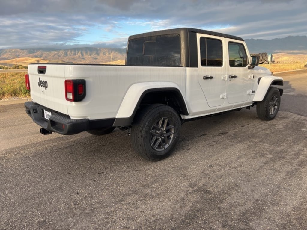New 2025 Jeep Gladiator SPORT S 4X4 Pickup