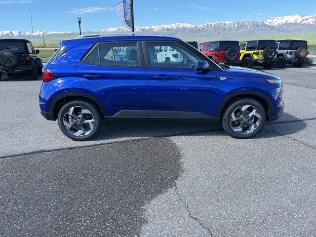 2025 Hyundai Venue Limited photo 2