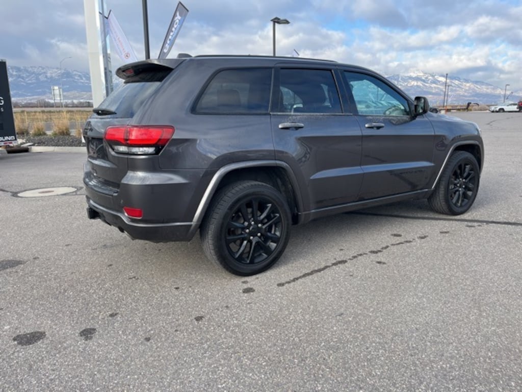 Used 2017 Jeep Grand Cherokee Altitude SUV