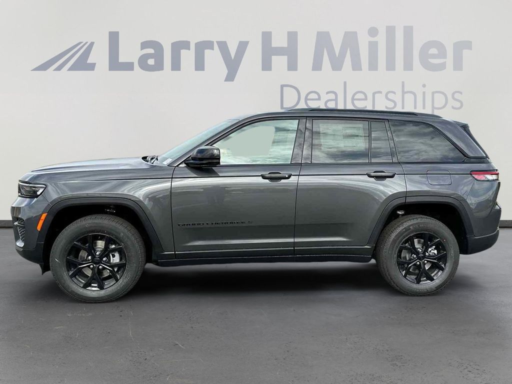 2025 Jeep Grand Cherokee Altitude photo 2