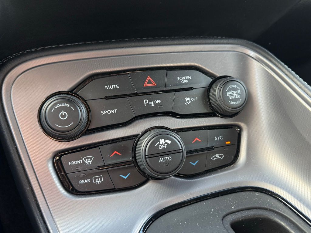 2023 Dodge Challenger SXT photo 4