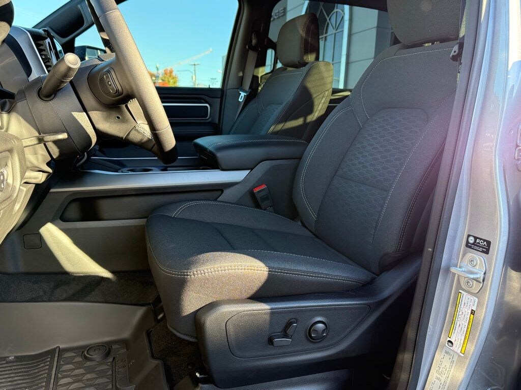 New 2025 Ram 1500 BIG HORN CREW CAB 4X4 5'7 BOX Pickup