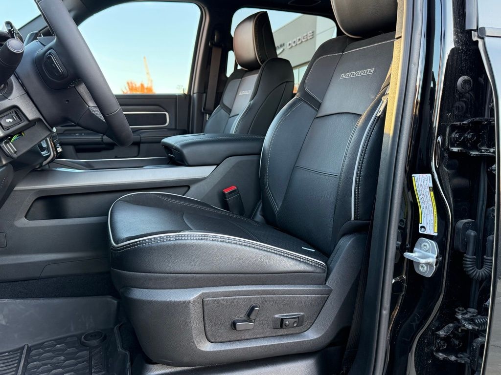 New 2025 Ram 3500 LARAMIE CREW CAB 4X4 8' BOX Pickup