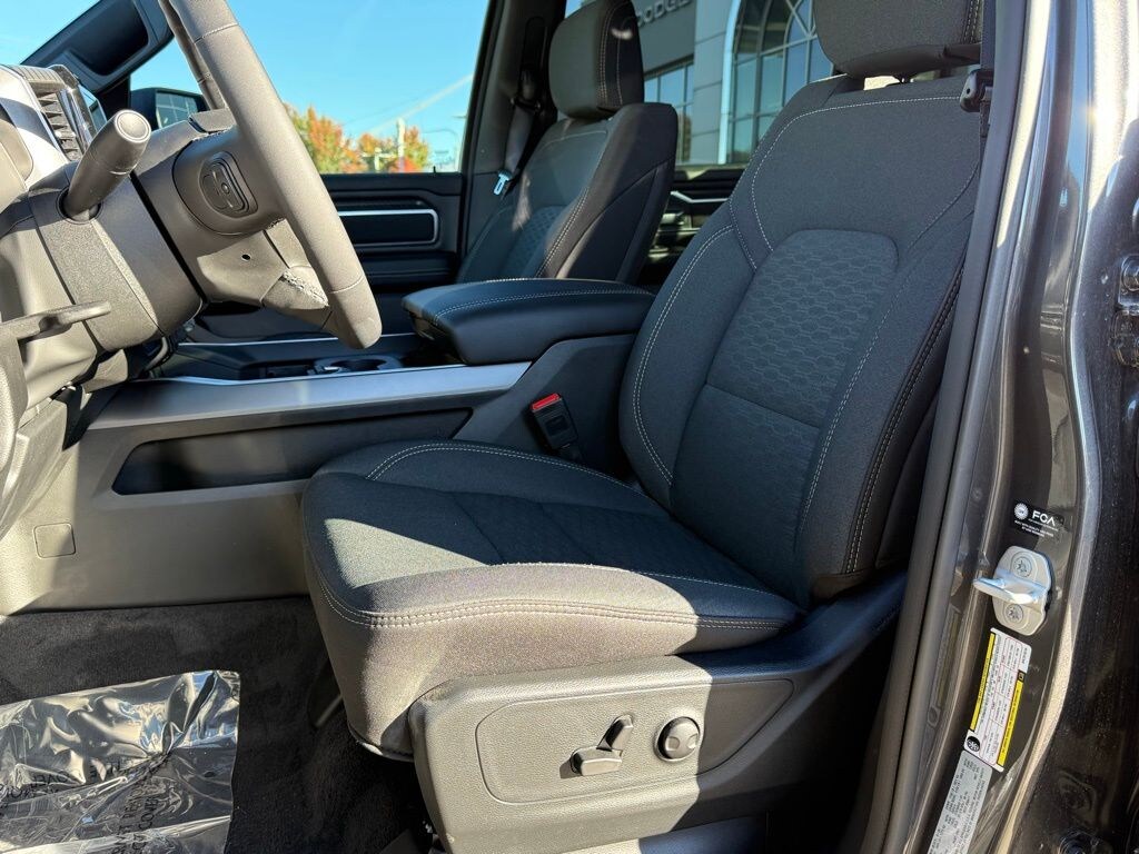 New 2025 Ram 1500 BIG HORN CREW CAB 4X4 5'7 BOX Pickup