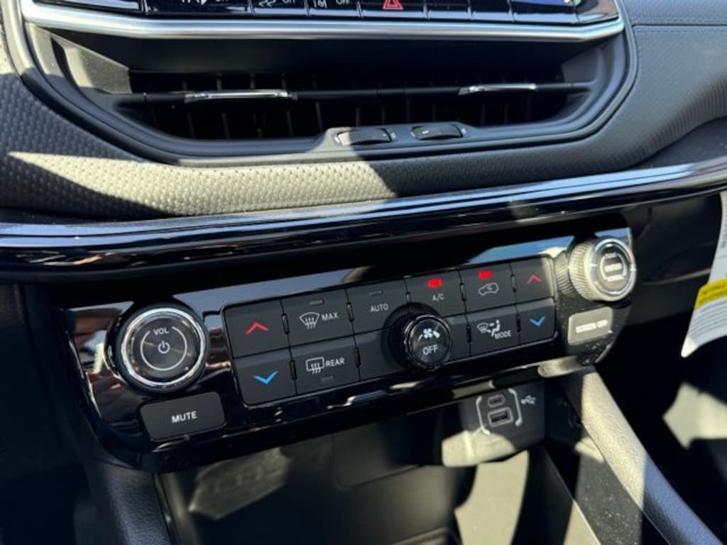 New 2025 Jeep Compass LATITUDE 4X4 Sport Utility