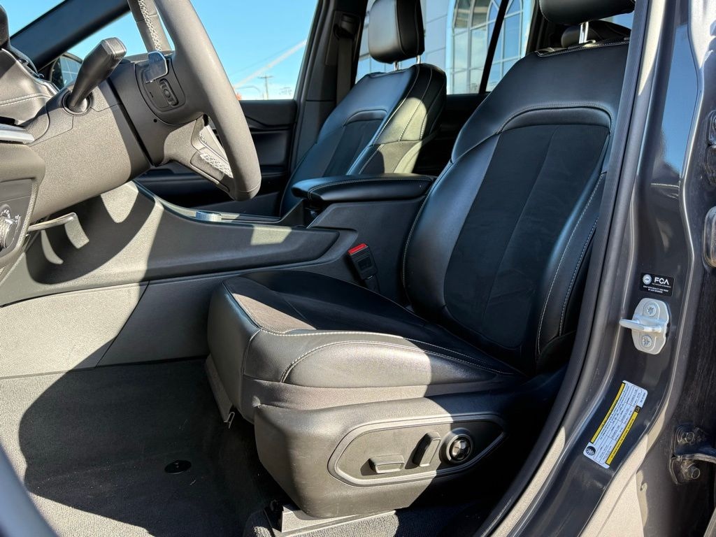 Used 2024 Jeep Grand Cherokee Laredo SUV