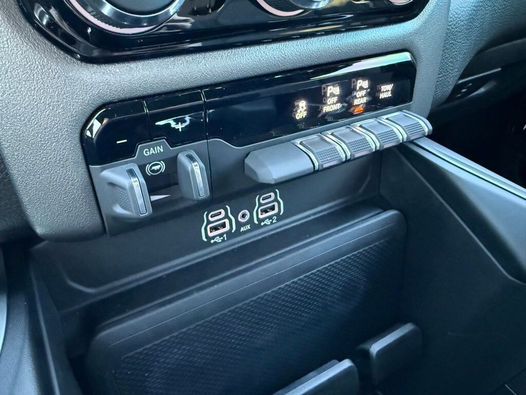 New 2025 Ram 1500 BIG HORN CREW CAB 4X4 5'7 BOX Pickup