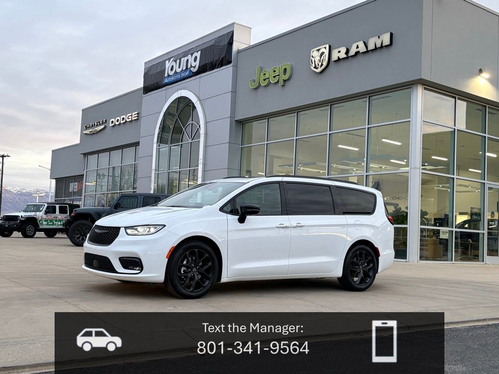 2026 Chrysler Pacifica Limited's photo