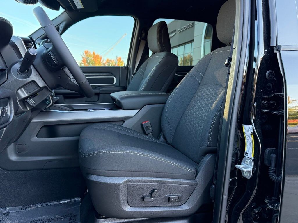 New 2025 Ram 2500 BIG HORN CREW CAB 4X4 6'4 BOX Pickup