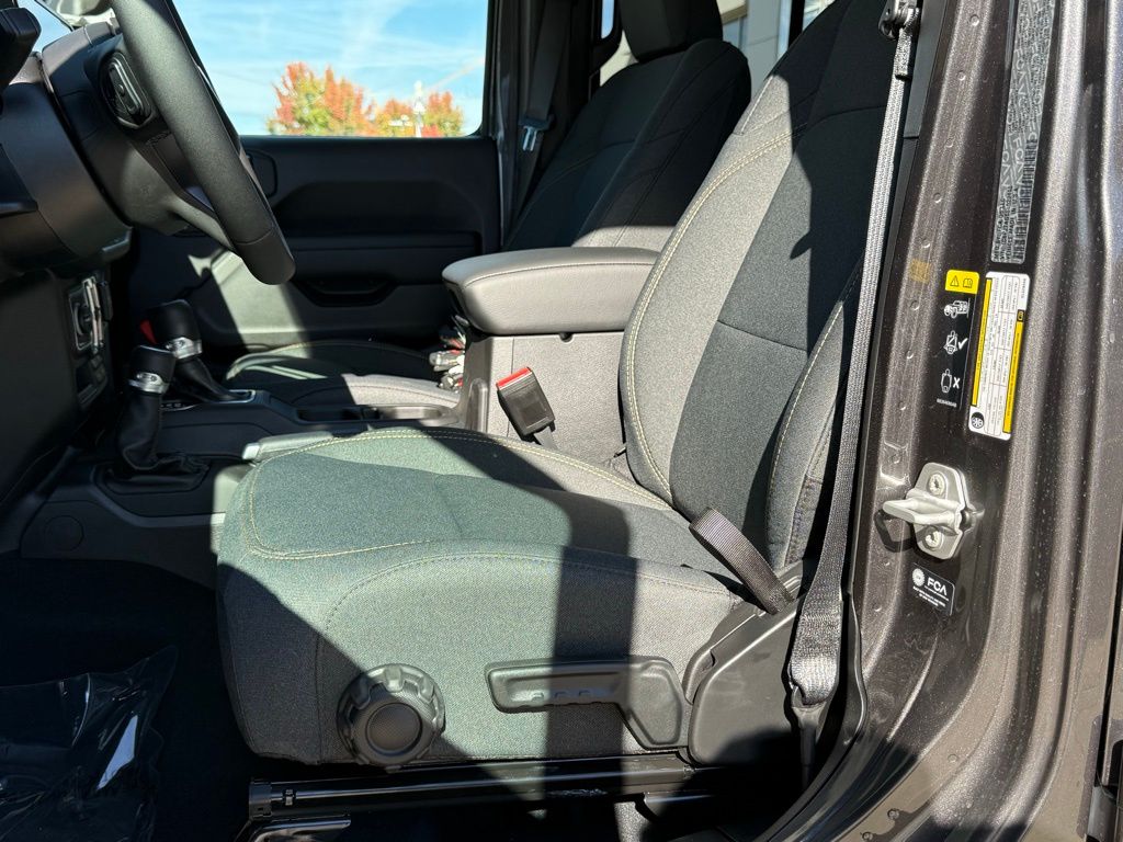 2025 Jeep Gladiator Sport S photo 2