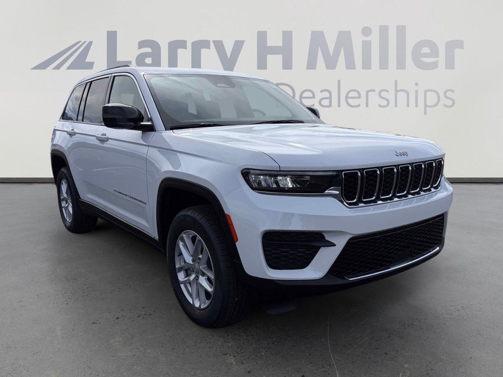 2025 Jeep Grand Cherokee Laredo photo 3