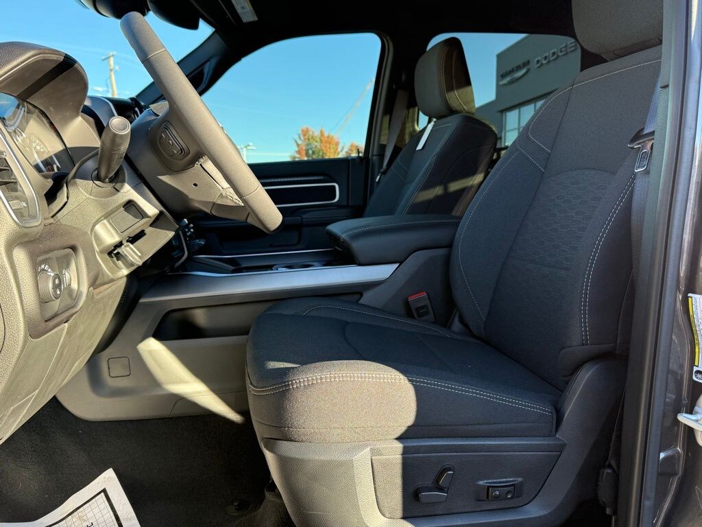 New 2025 Ram 2500 BIG HORN CREW CAB 4X4 6'4 BOX Pickup