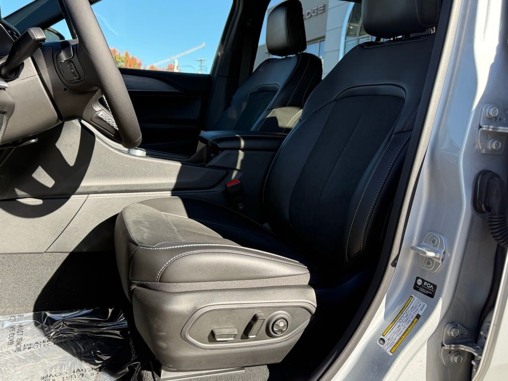 New 2025 Jeep Grand Cherokee L ALTITUDE X 4X4 Sport Utility