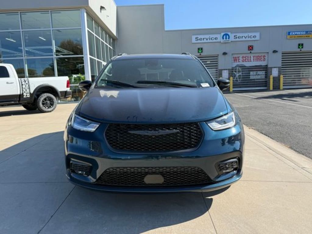 New 2025 Chrysler Pacifica LIMITED AWD Passenger Van