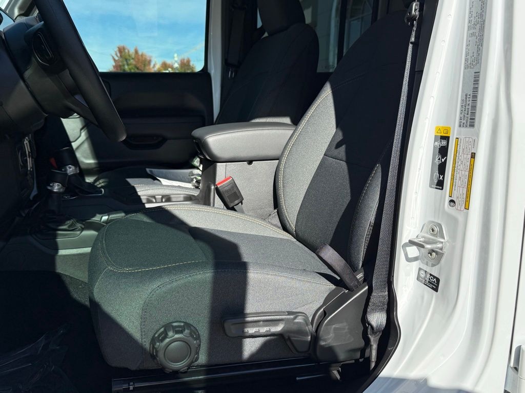 New 2025 Jeep Gladiator SPORT 4X4 Pickup