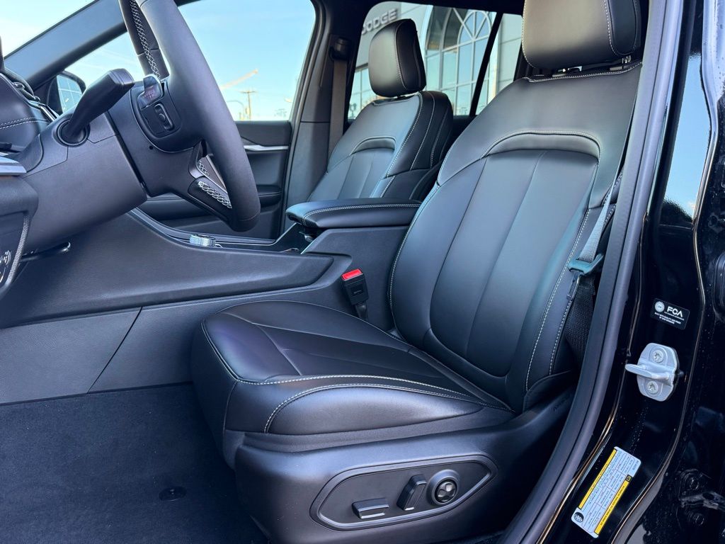 2025 Jeep Grand Cherokee Limited Sport photo 2