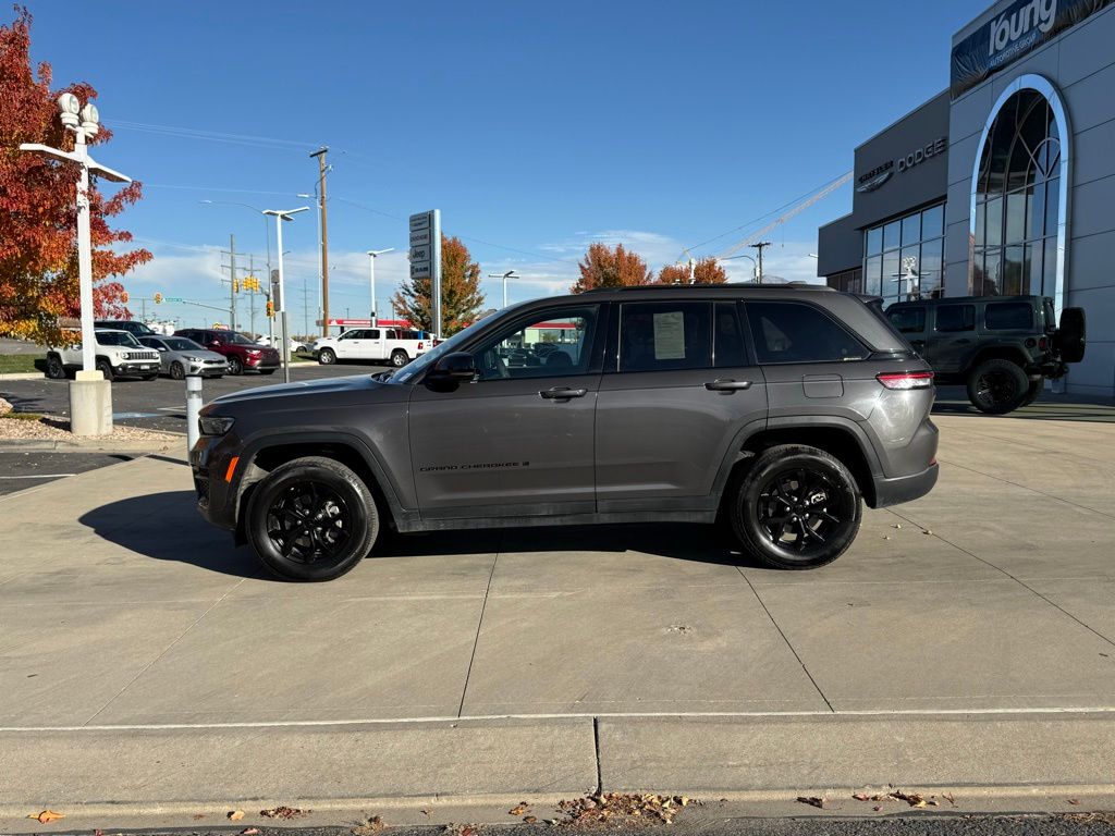 2024 Jeep Grand Cherokee Laredo Altitude photo 3