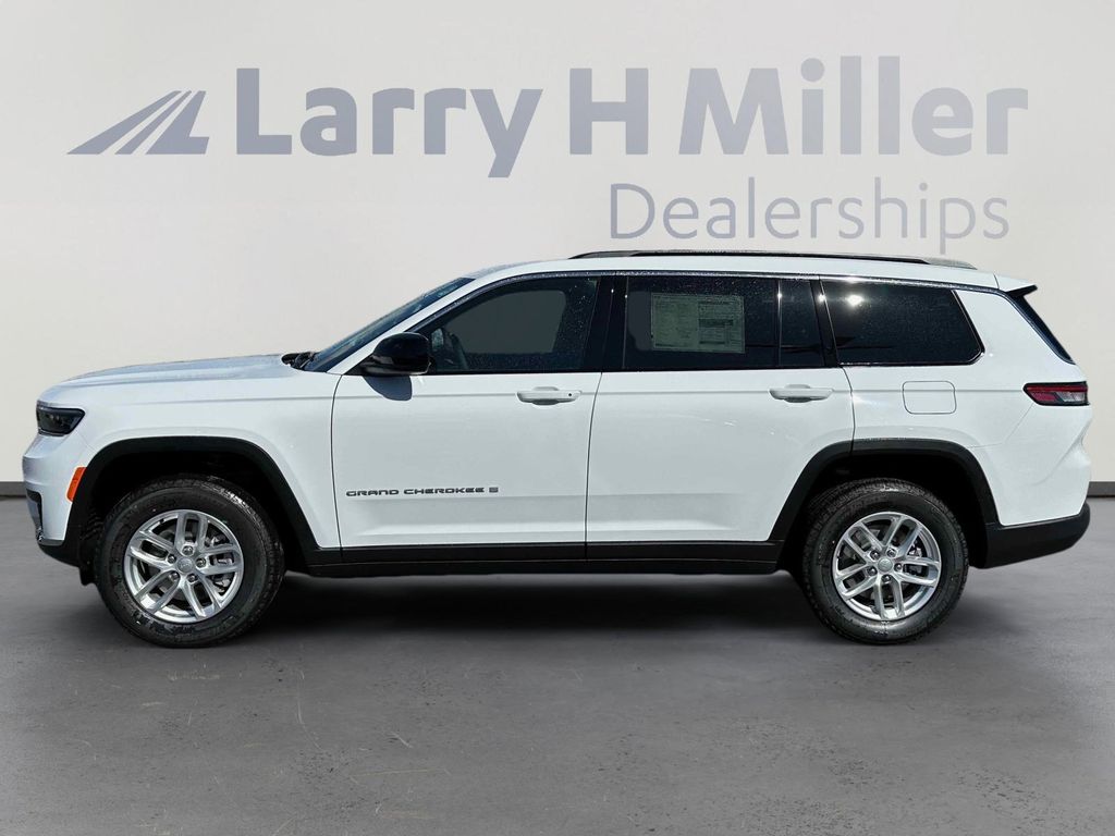 2025 Jeep Grand Cherokee Laredo photo 2