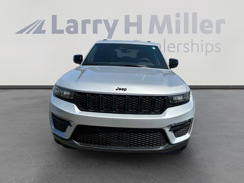 2025 Jeep Grand Cherokee Limited Sport photo 3