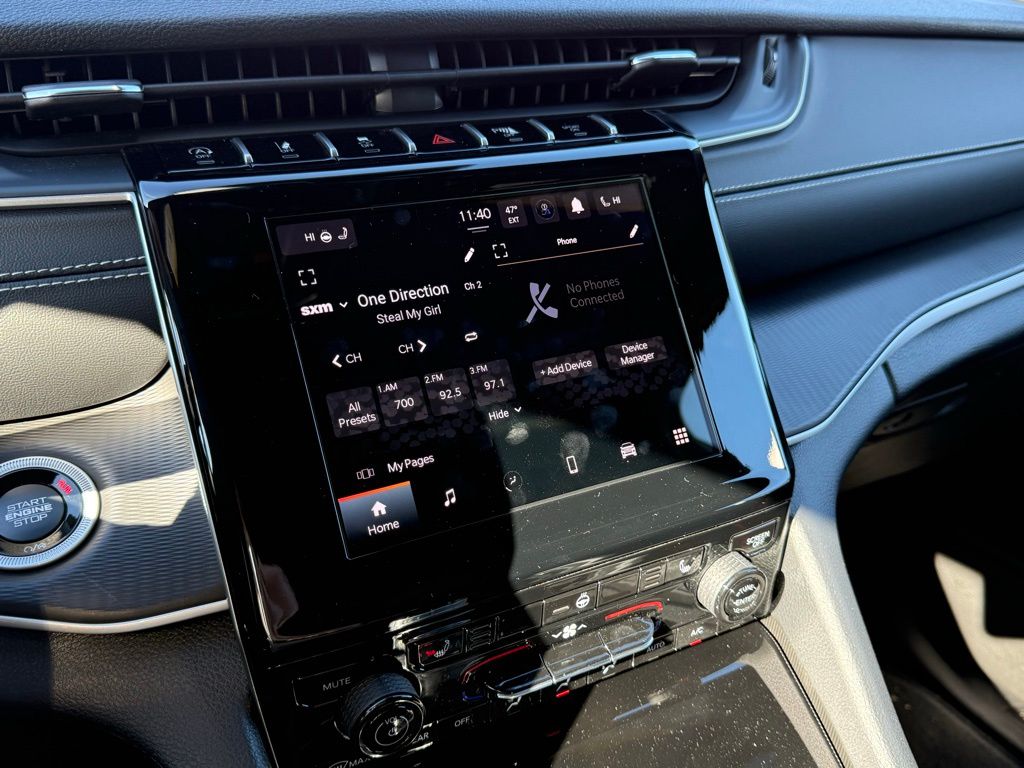 2025 Jeep Grand Cherokee Altitude photo 3