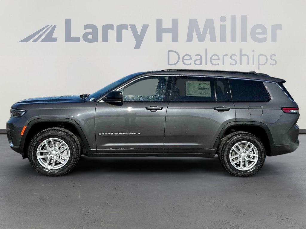 2025 Jeep Grand Cherokee Laredo photo 2