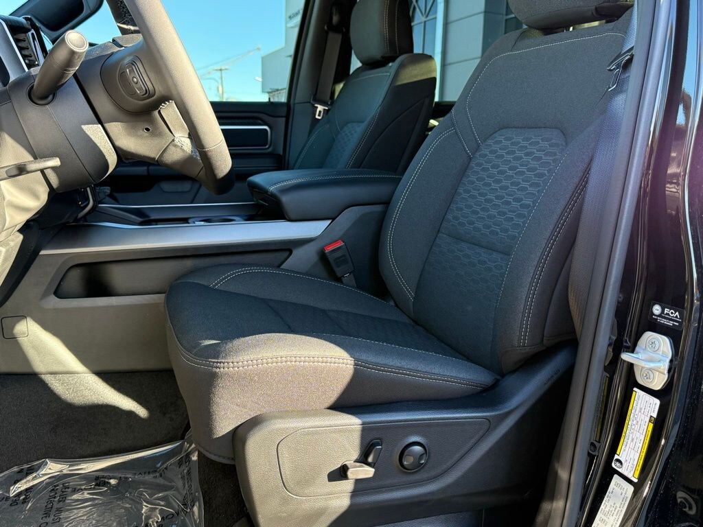 New 2025 Ram 1500 BIG HORN CREW CAB 4X4 5'7 BOX Pickup