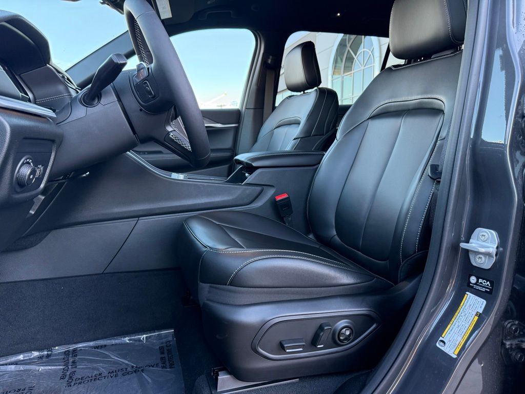 2025 Jeep Grand Cherokee Limited Sport photo 2