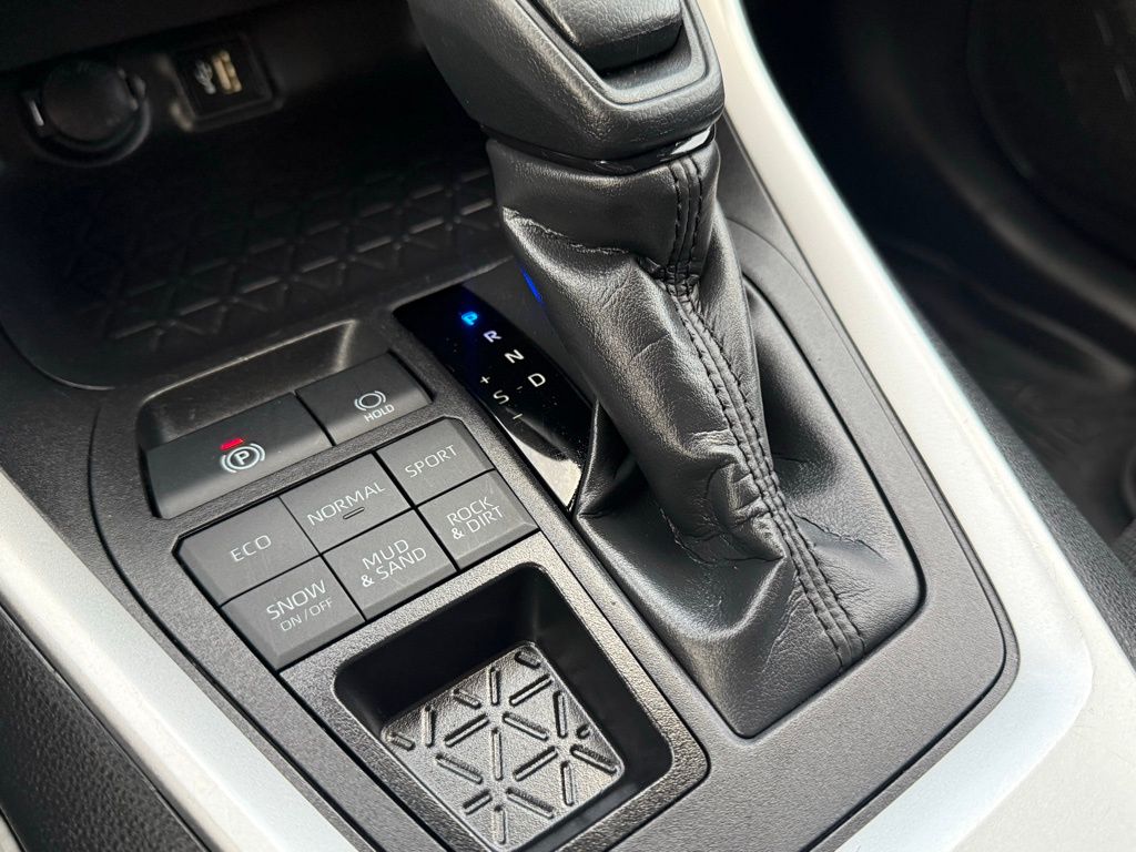 2024 Toyota RAV4 LE photo 3