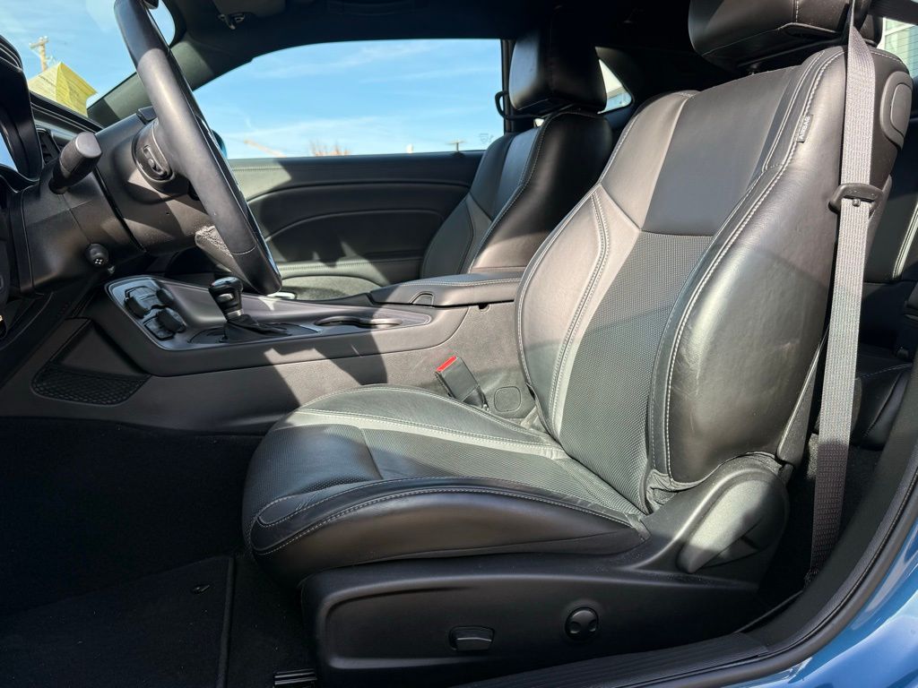 2023 Dodge Challenger SXT photo 2