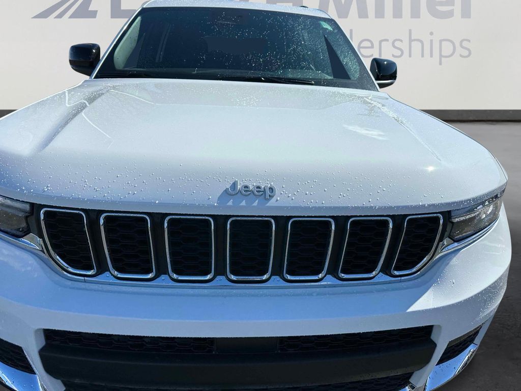 2025 Jeep Grand Cherokee Laredo photo 4