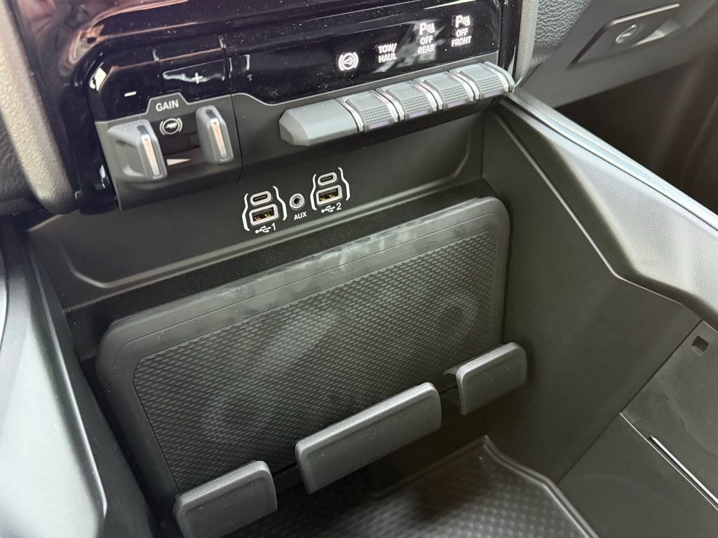 New 2025 Ram 2500 BIG HORN CREW CAB 4X4 6'4 BOX Pickup