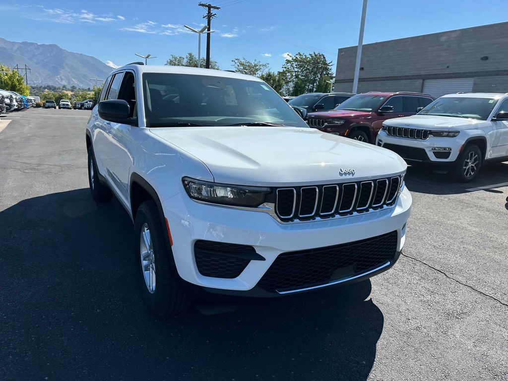 2025 Jeep Grand Cherokee Laredo photo 2