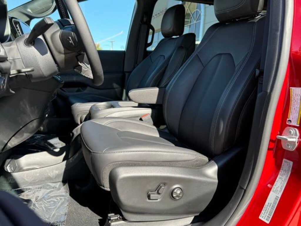 New 2026 Chrysler Pacifica SELECT AWD Passenger Van
