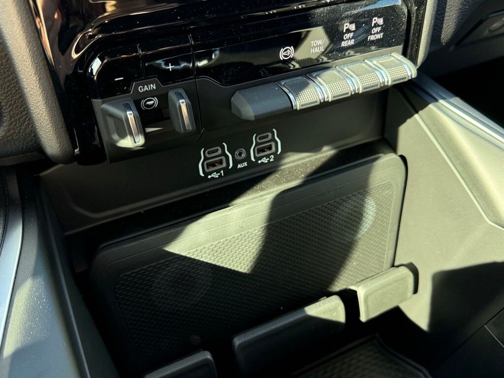 New 2025 Ram 2500 BIG HORN CREW CAB 4X4 6'4 BOX Pickup