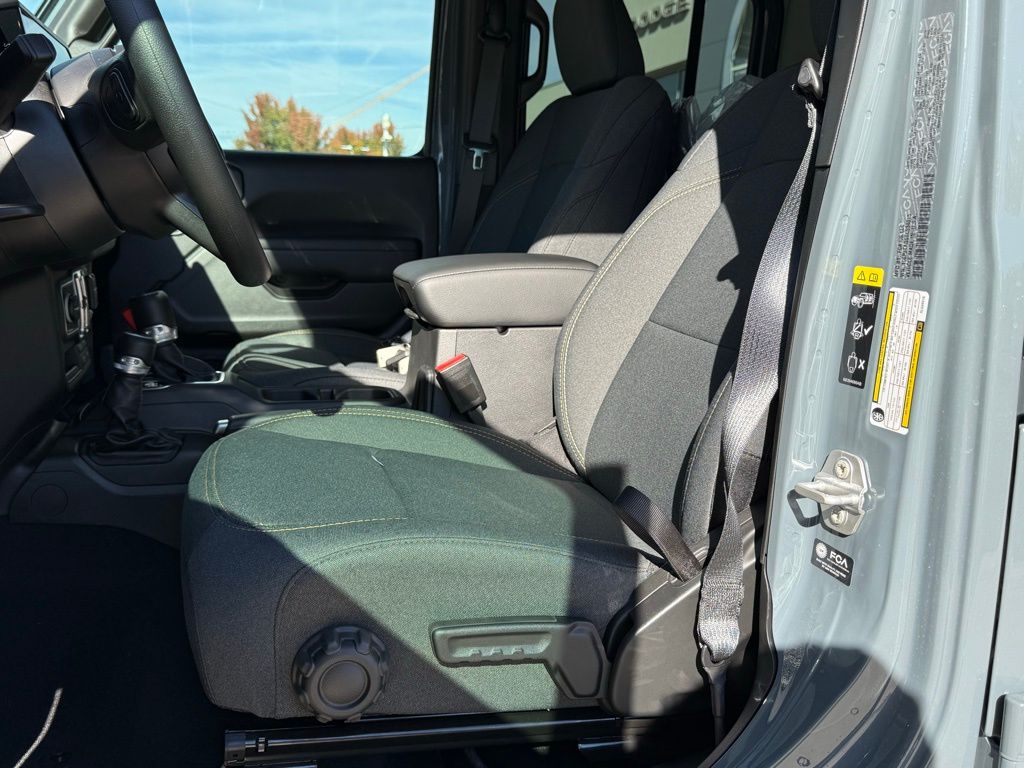 2025 Jeep Gladiator Sport photo 2