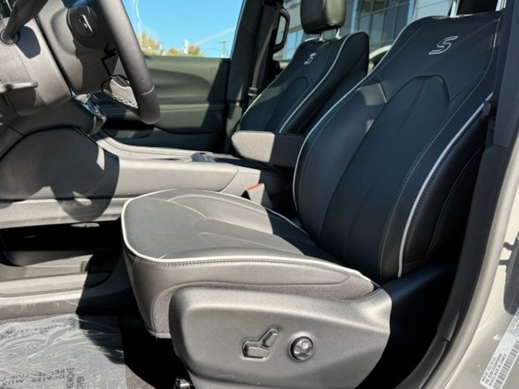 New 2025 Chrysler Pacifica LIMITED Passenger Van
