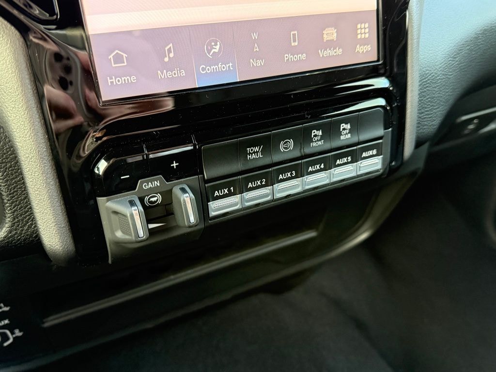 New 2025 Ram 2500 BIG HORN CREW CAB 4X4 6'4 BOX Pickup