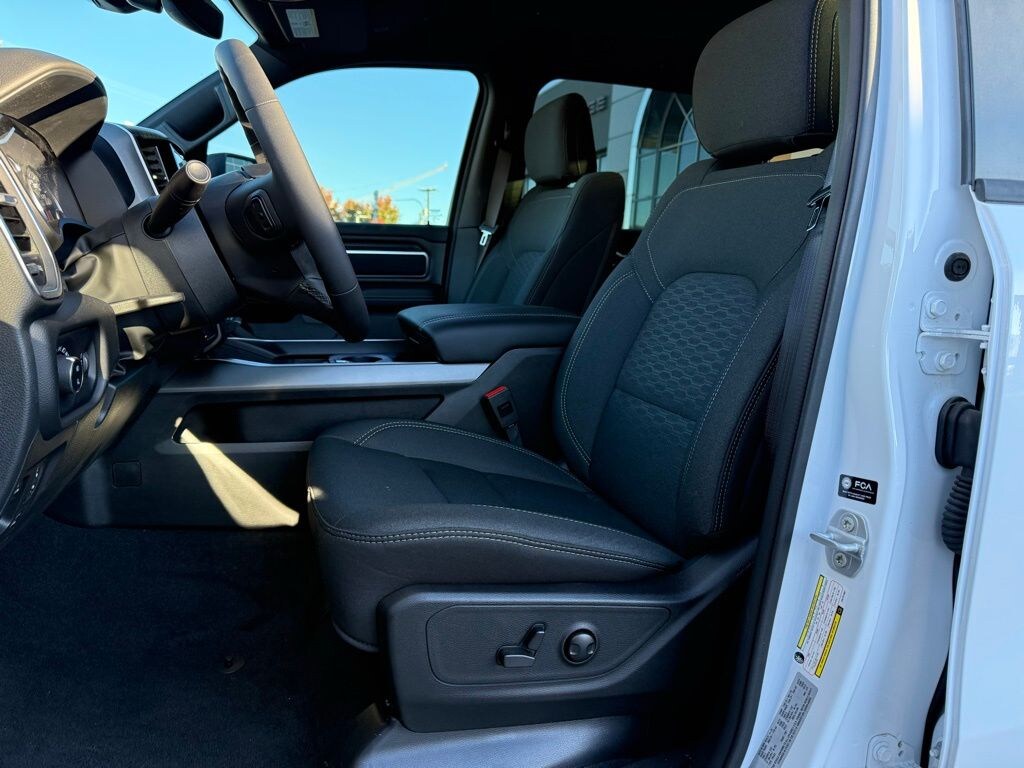 New 2025 Ram 1500 BIG HORN CREW CAB 4X4 5'7 BOX Pickup