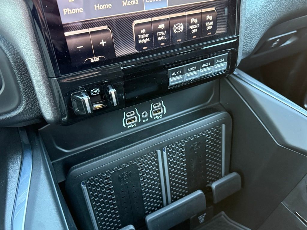 New 2025 Ram 3500 LARAMIE CREW CAB 4X4 8' BOX Pickup