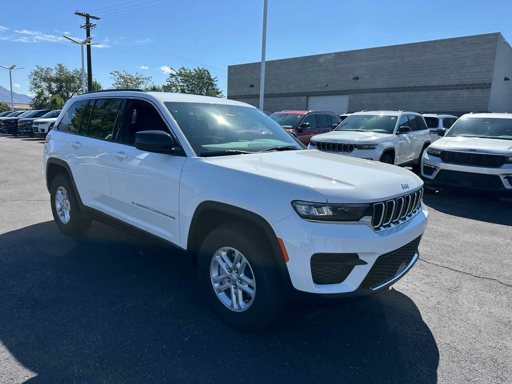 2025 Jeep Grand Cherokee Laredo photo 3