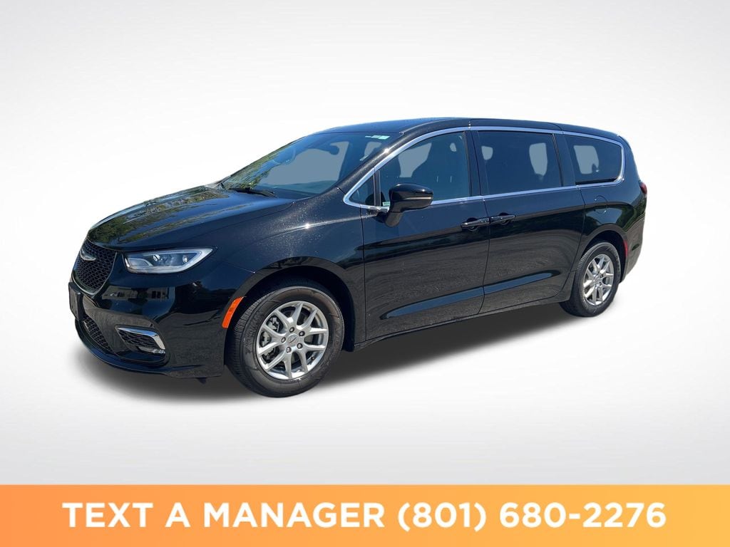 2025 Chrysler Pacifica Select's photo