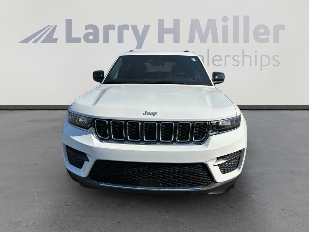 2025 Jeep Grand Cherokee Laredo photo 3