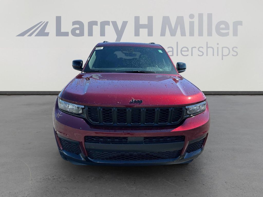 2025 Jeep Grand Cherokee Altitude photo 3