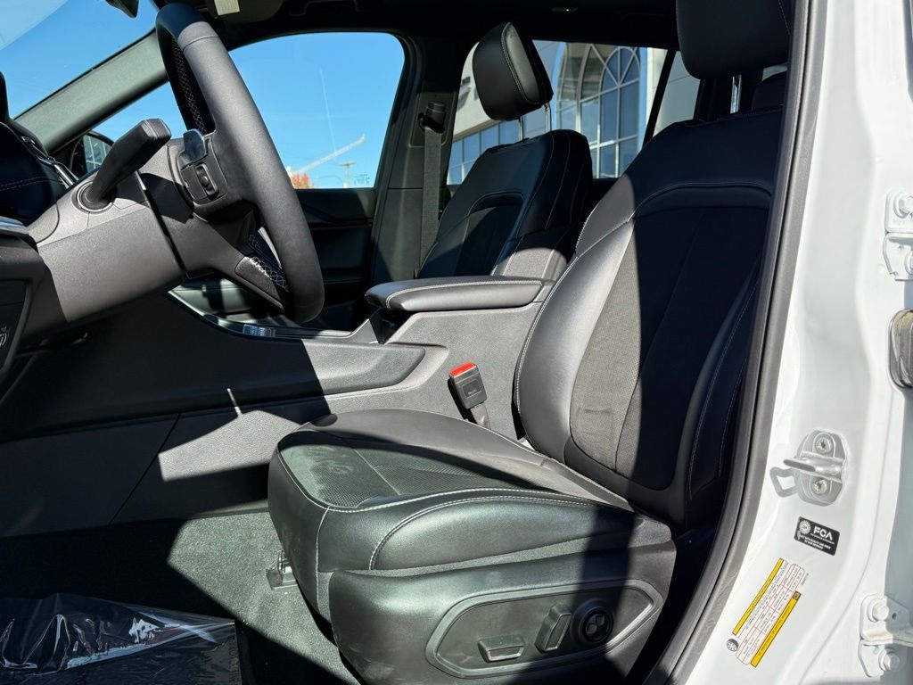 New 2025 Jeep Grand Cherokee L ALTITUDE X 4X4 Sport Utility