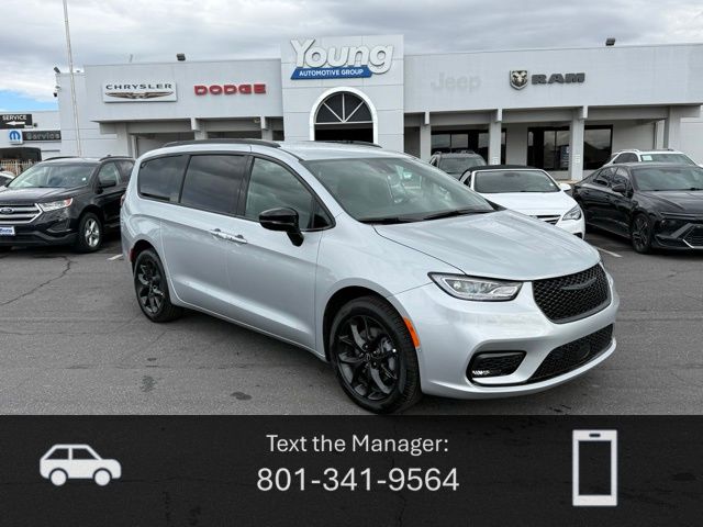 2026 Chrysler Pacifica Select's photo