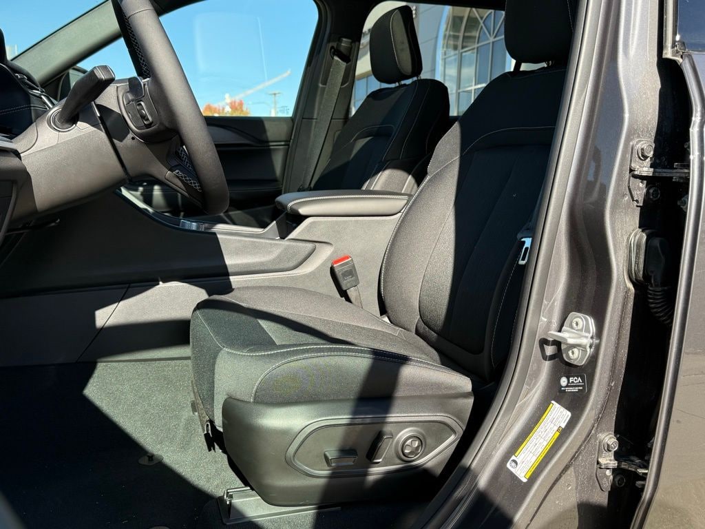 New 2025 Jeep Grand Cherokee L LAREDO X 4X4 Sport Utility