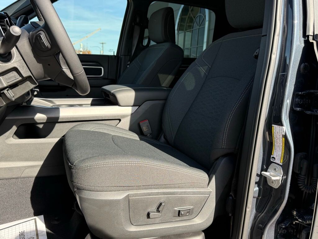 New 2025 Ram 2500 BIG HORN CREW CAB 4X4 6'4 BOX Pickup